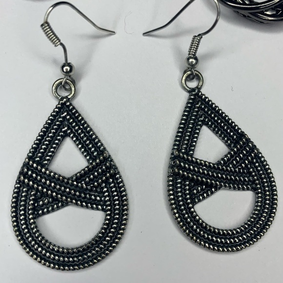 U) Bundle of 5 fashion earrings - Picture 3 of 10